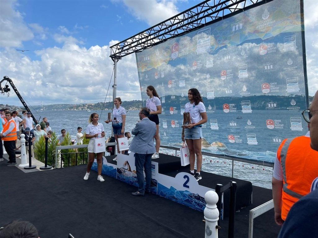 Burcu yüzmede Türkiye şampiyonu oldu