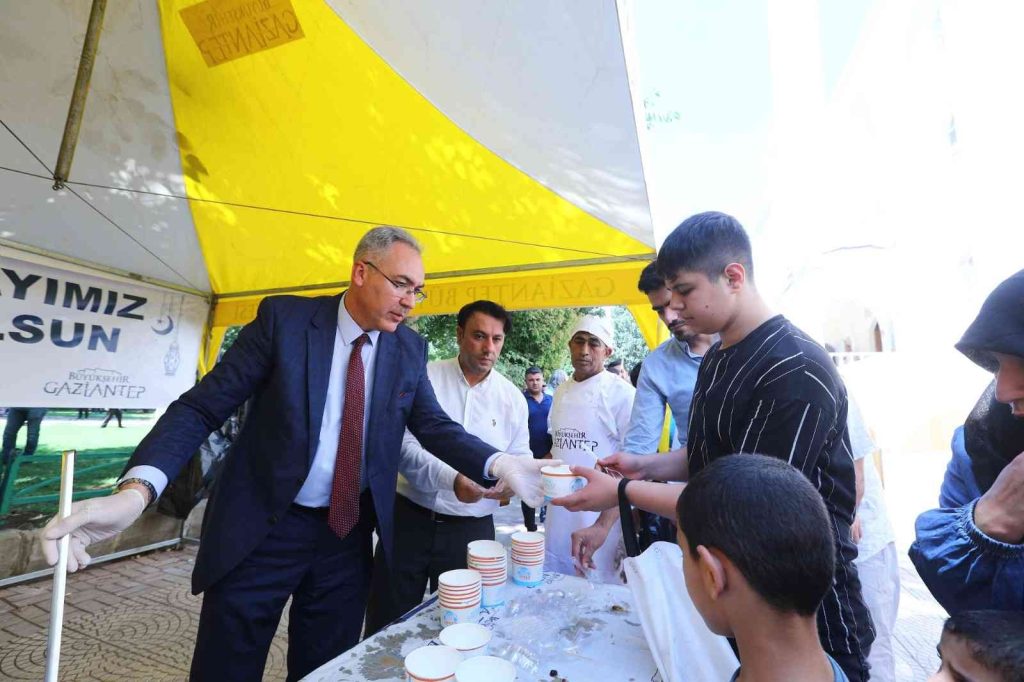 Büyükşehir’den 30 bin kişiye aşure ikramı