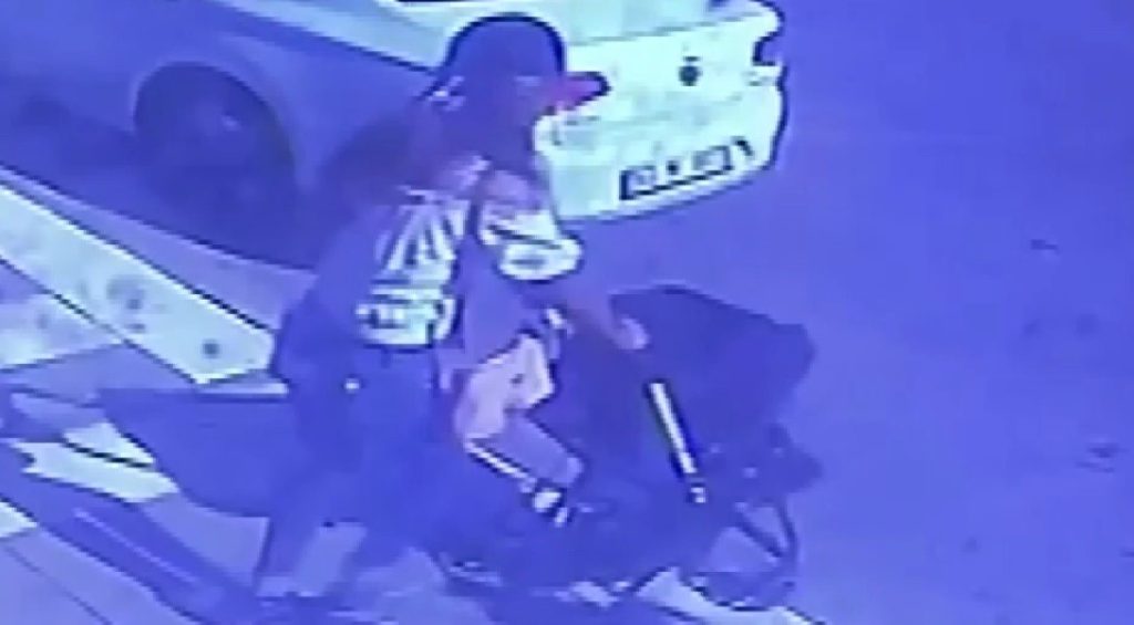 Çaldıkları para kasasını bebek arabasına koyup kayıplara karıştılar