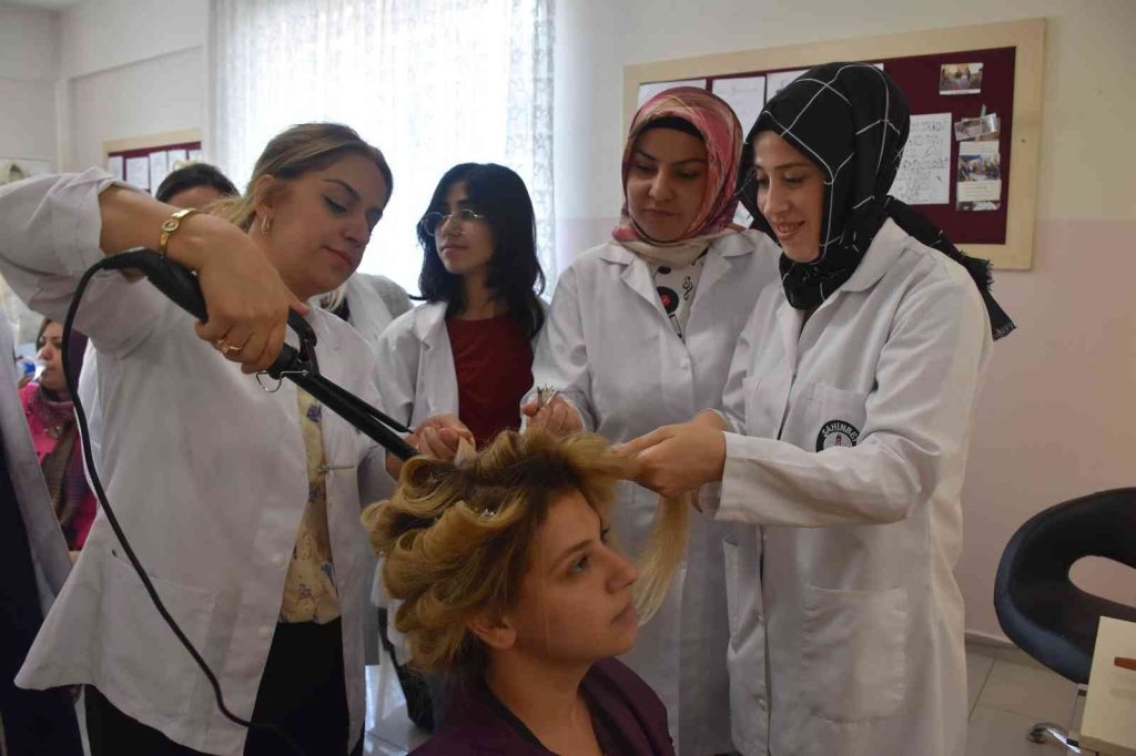 Çiftlerin kuaför ve bakımlarını ücretsiz olarak yapıyorlar