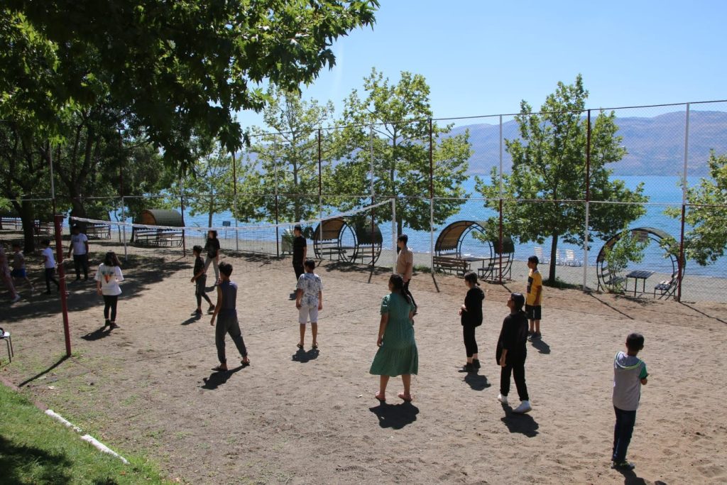 Çocuklar piknikte bir araya geldi