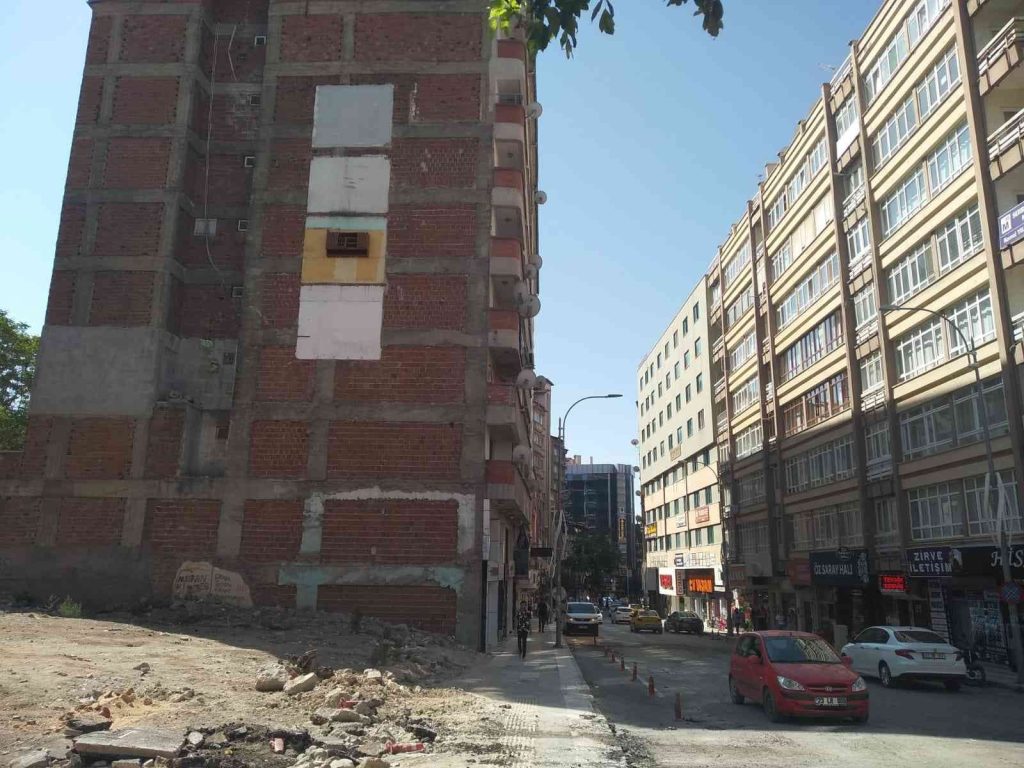Depremde yıkılan binanın yanındaki apartmanda asılı kalan dolap kuşlara yuva oldu