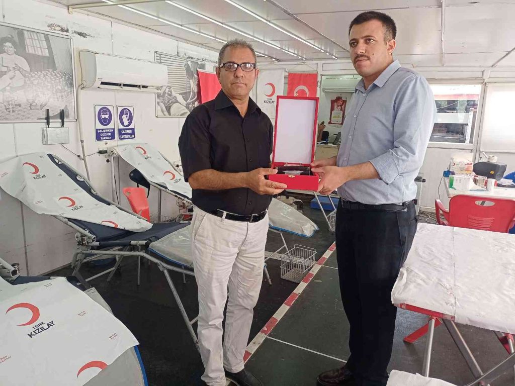 Dicle’de 47’nci kez kan bağışında bulunan vatandaşa plaket