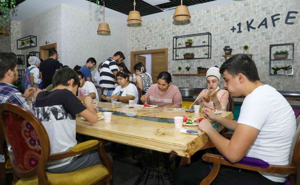 Diyarbakır’da özel gereksinimli bireyler, aktif yaşam merkeziyle sosyalleşiyor