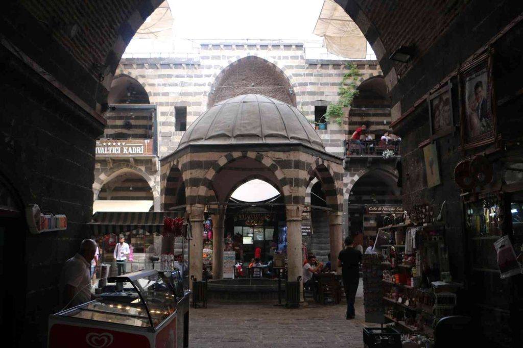 Diyarbakır’da tarihi handa kitap okuma keyfi