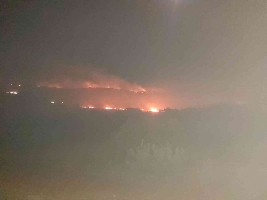 Diyarbakır’da üç noktada çıkan yangın yaklaşık 5 saat sonra kontrol altına alındı