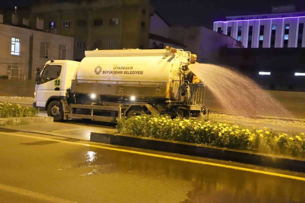 Diyarbakır’da yeşil alanları sıcaklardan koruma çalışmaları sürüyor