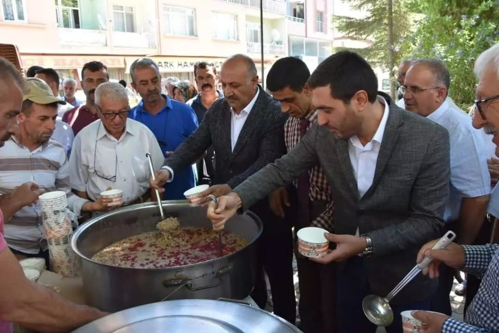 Doğanşehir’de vatandaşlara aşure ikram edildi