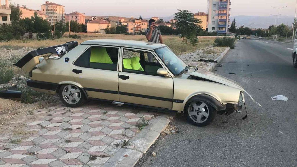 Elazığ’da ehliyetsiz sürücü kaza yaptı: 3 yaralı