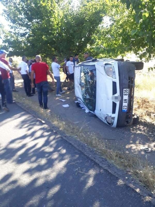 Elazığ’da hafif ticari araç devrildi: 2 yaralı