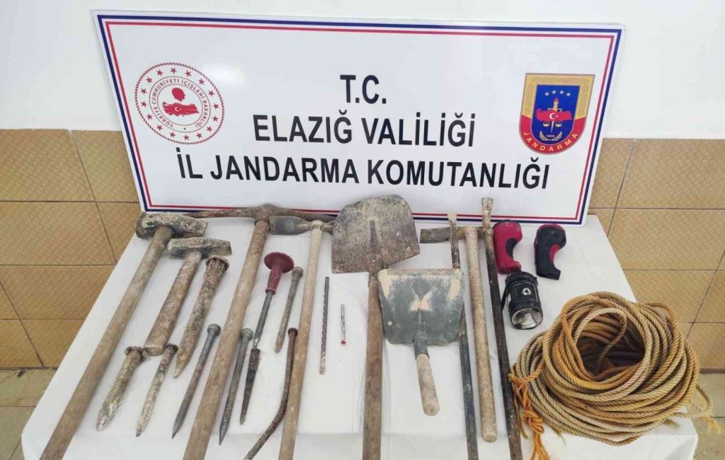 Elazığ’da kaçak kazı yapan 3 şüpheli suçüstü yakalandı