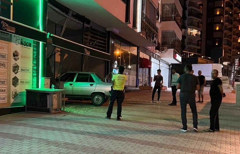 Elazığ’da kontrolden çıkan araç iş yerine girdi