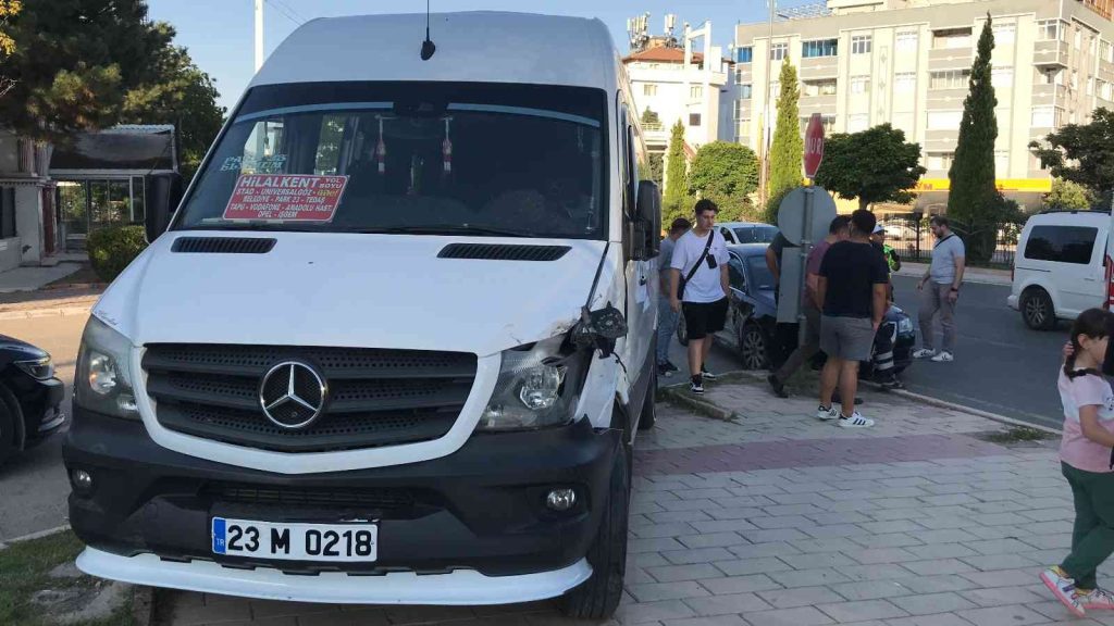 Elazığ’da minibüs ile otomobil çarpıştı: 2 yaralı