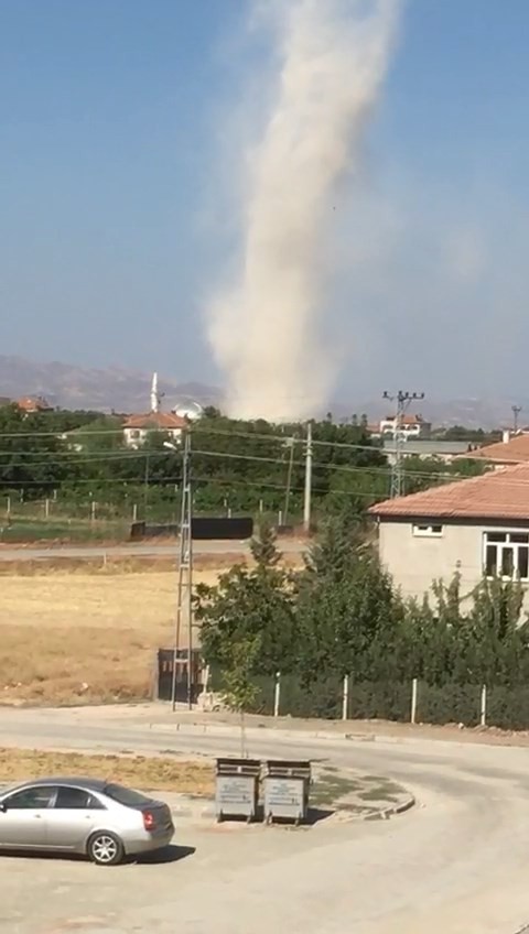 Elazığ’da oluşan hortum korkuttu