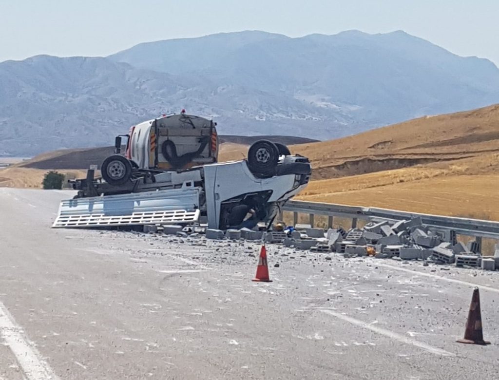 Elazığ’da pikap ile otomobil çarpıştı: 3 yaralı