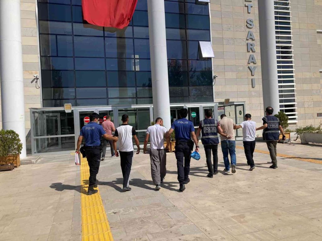 Elazığ’da suç makinesi 4 zanlı, çaldıkları malzemelerle yakalandı