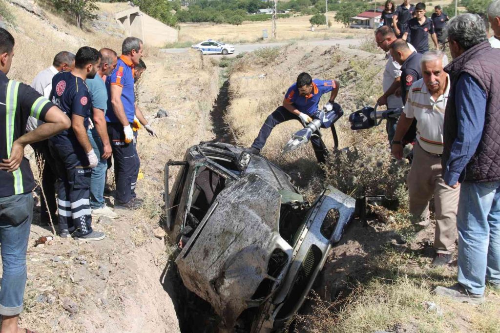Elazığ’da trafik kazası: Ekipler sıkışan yaralı için seferber oldu