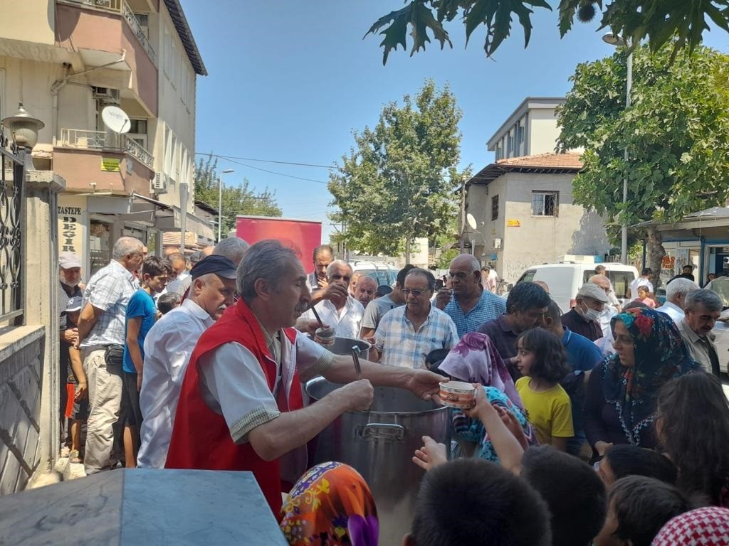 Faik Erdoğan Vakfı’ndan 5 bin kişiye Aşure ikramı