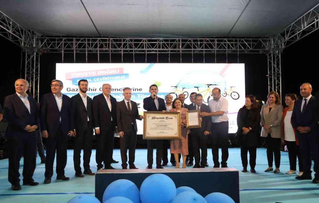 Fatma Şahin’den Bakan Kurum’a hemşerilik beratı