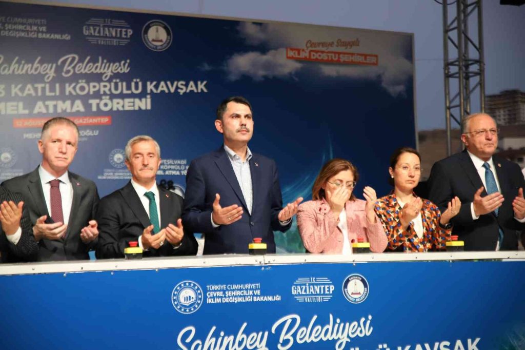 Gaziantep’in trafiğini rahatlatacak 3 katlı köprülü kavşağın temeli atıldı