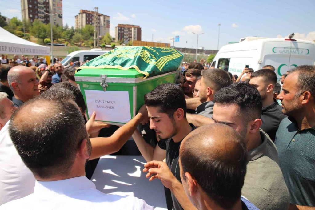 Gaziantep’teki feci kazada ölen İHA muhabiri ve 3 sağlık çalışanı için tören düzenlendi