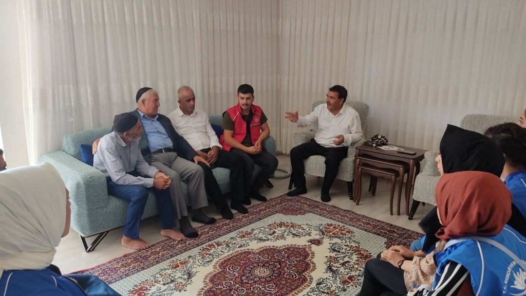 Gençlik Merkezi üyeleri, Tutkal’ın ailesiyle bir araya geldi