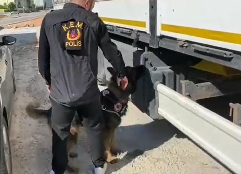 Gübre çuvallarının arasında ’kaçak sigara’ sevkiyatına polis darbesi