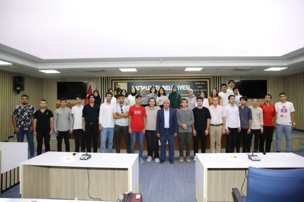 Güder, YKS’de başarılı öğrencileri ödüllendirdi