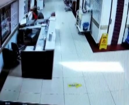 Hastanede bu kadar da olmaz dedirten cep telefonu hırsızlığı