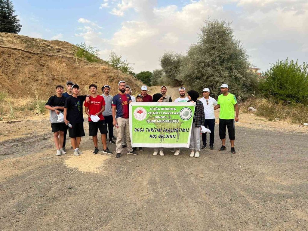Hem doğayı gezdiler hem de çevre temizliği yaptılar