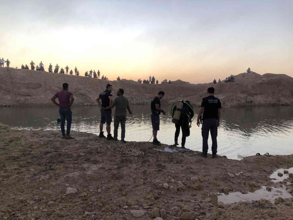 İki kuzen serinlemek için girdikleri gölette boğuldu