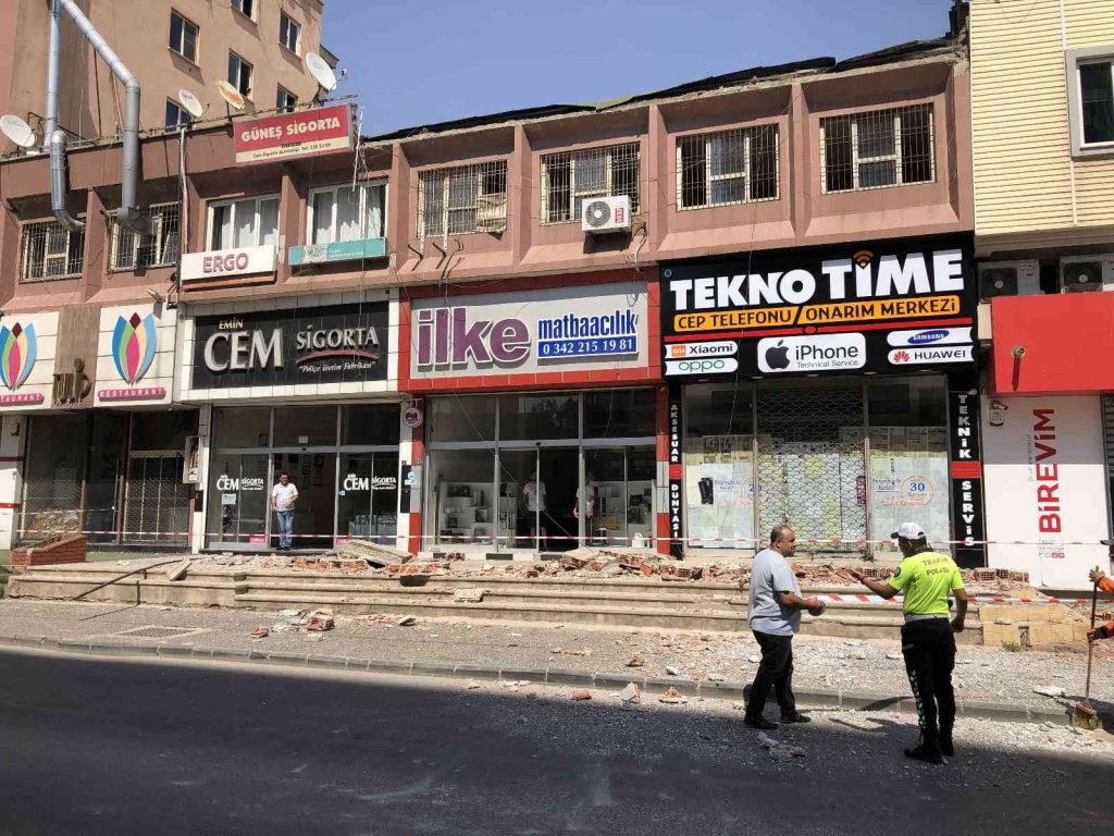 İş merkezinin çatı duvarı çöktü, faciadan dönüldü