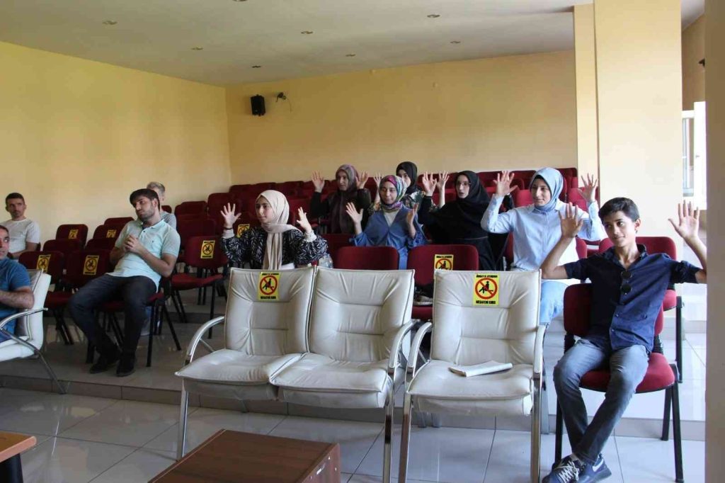 İşitme engelli vatandaşlar için işaret dili öğreniyorlar