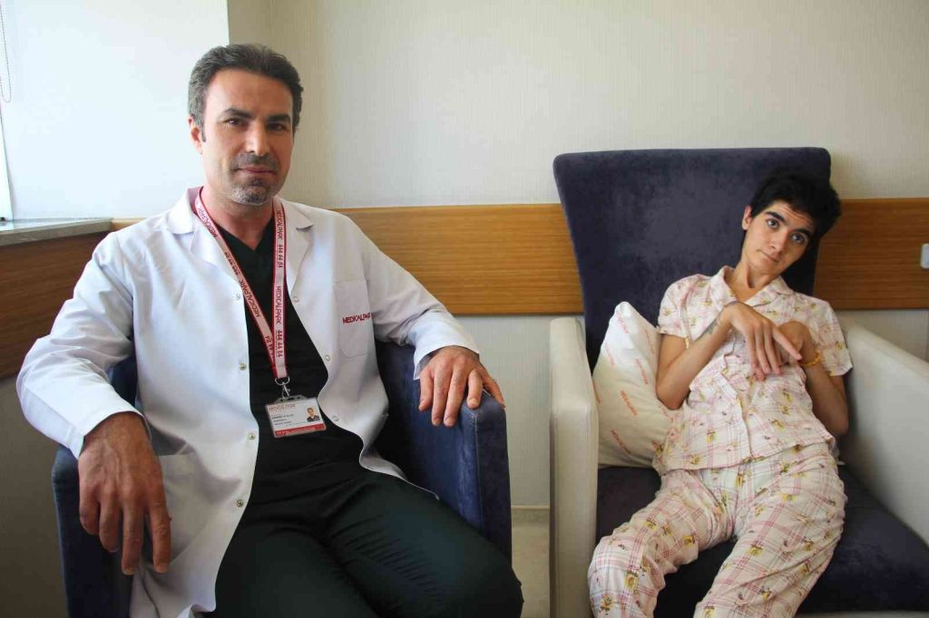 Kalbi durup bitkisel hayata giren genç kız kök hücre nakli ile hayata tutundu