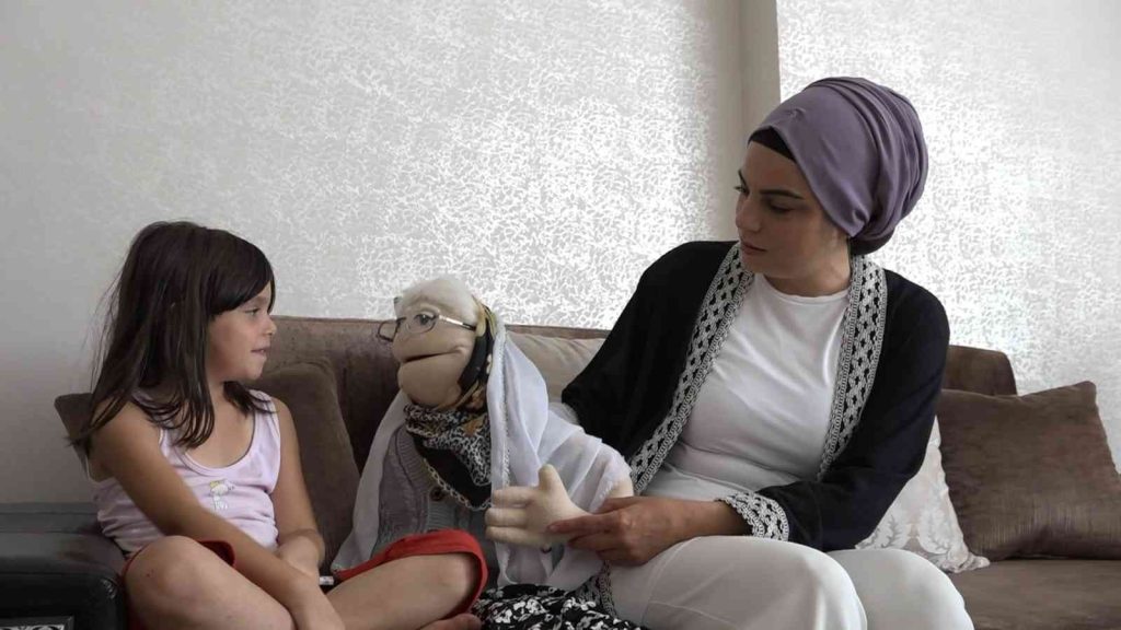 Kaniye öğretmen ’kuklaların sesi’ oldu