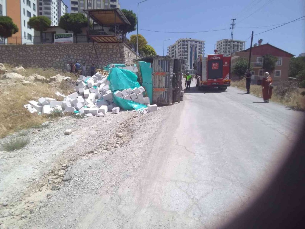 Kontrolden çıkan beton yüklü kamyon devrildi
