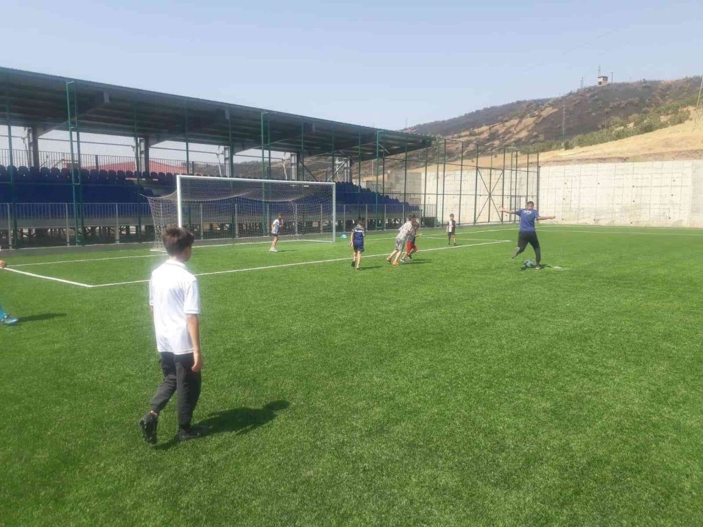 Kur’an kursu öğrencileri, halı sahada forma terletti