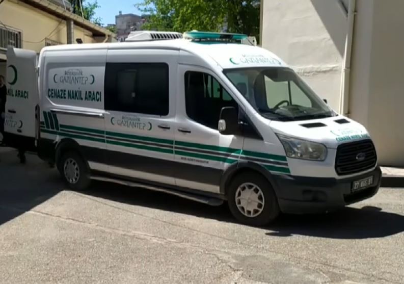 Lastiği patlayan motosiklet takla attı, sürücüsü öldü