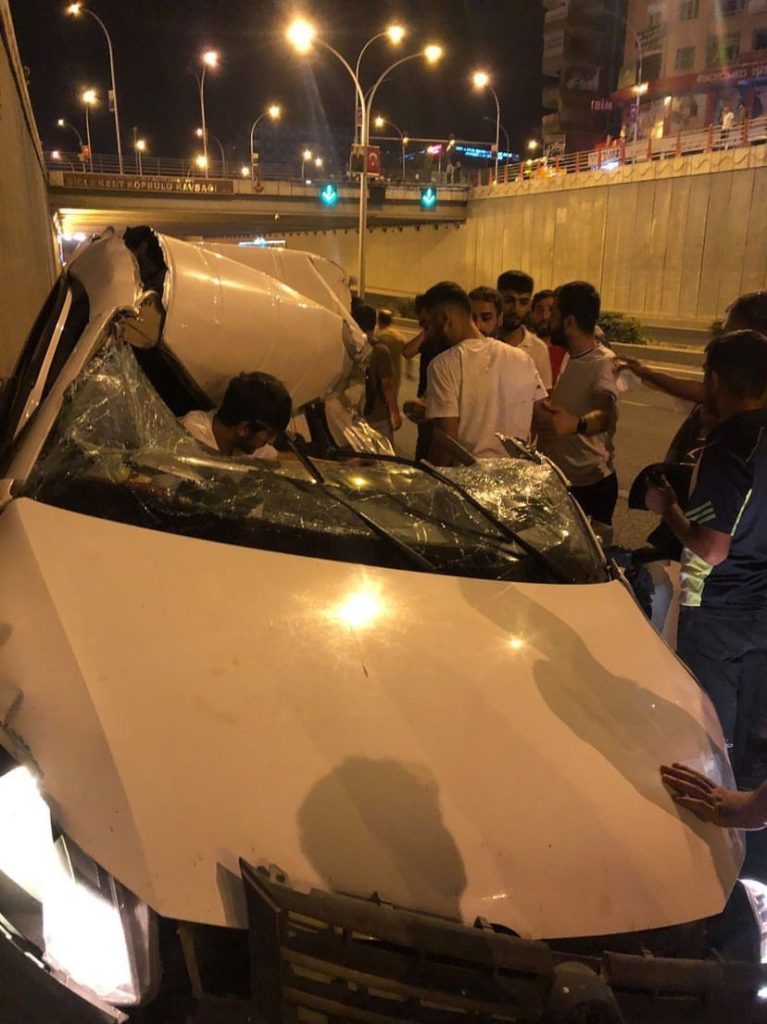 Makas atarak tıra arkadan çarptı: 2 yaralı