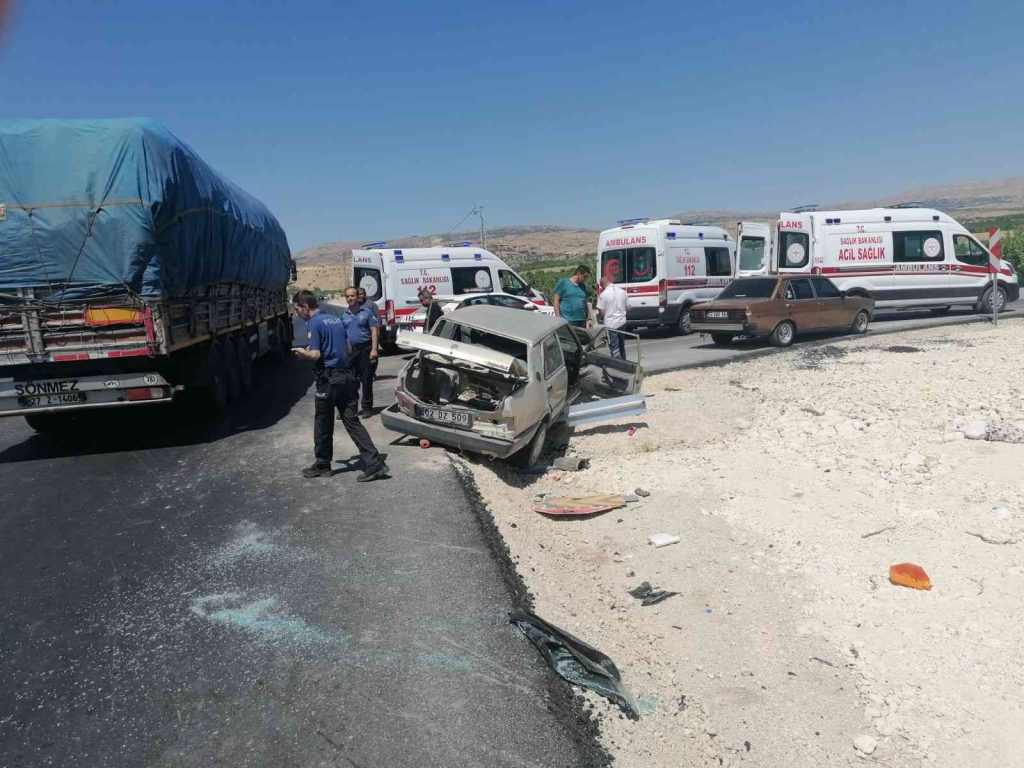 Malatya’da iki otomobil çarpıştı: 12 yaralı