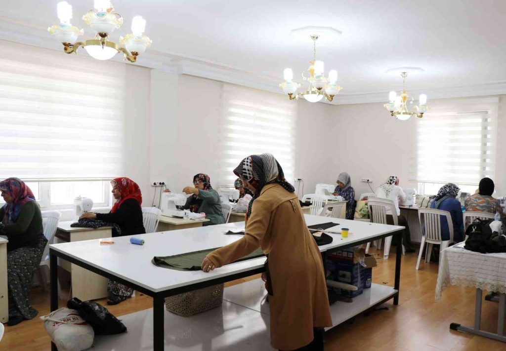 Meslek öğrenen kadınlar ev ekonomilerine katkı sağlıyor