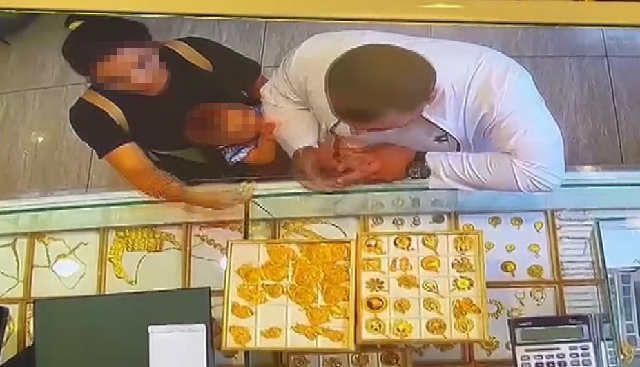 Önce baktı sonra da 70 bin liralık kolyeleri bebeğin elbisesine saklayarak çaldı