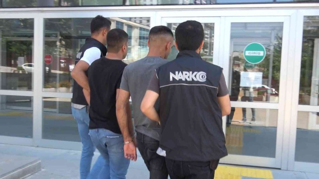 Önce ekipler, ardından dedektör köpeği ‘Alex’ uyuşturucu tacirlerine geçit vermedi