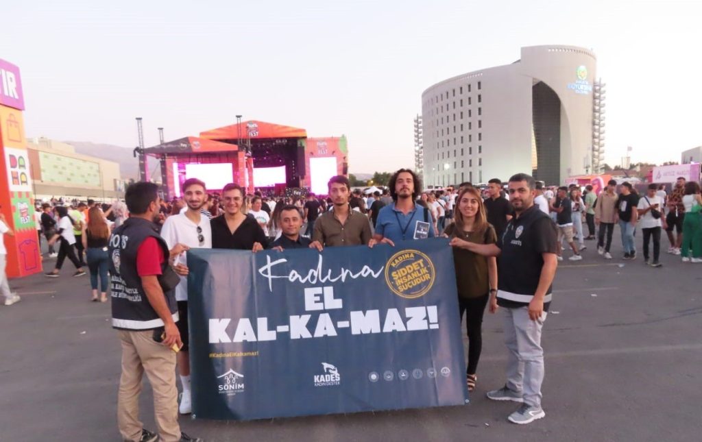 Polis konserde kadına şiddete dikkat çekti