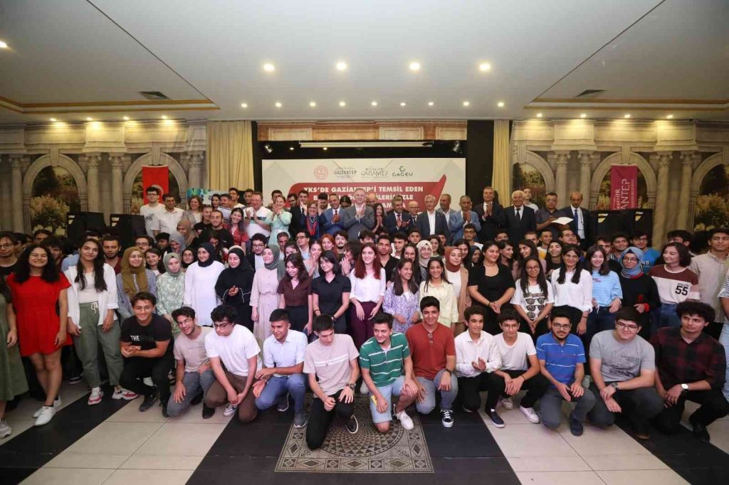 Şahin, YKS’de ilk 5 bine giren 250 öğrenci ve aileleriyle buluştu