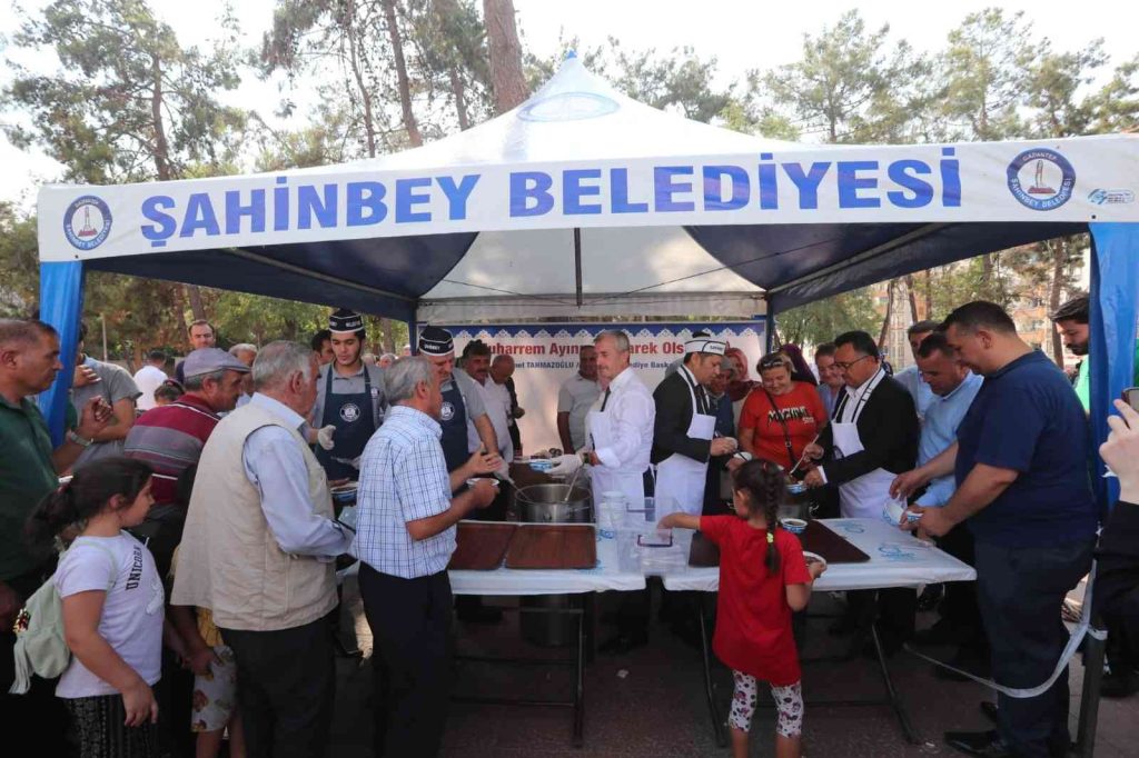 Şahinbey’de aşure geleneği sürüyor