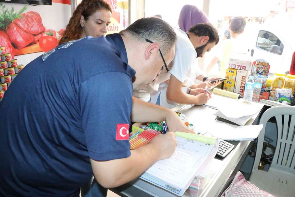 Şanlıurfa’da son kullanma tarihi geçmiş yüzlerce ürün ele geçirildi