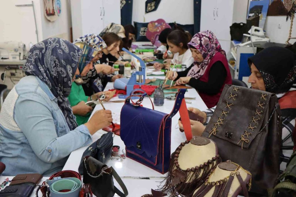 Şanlıurfalı kadınlardan deri yakma kursuna yoğun ilgi