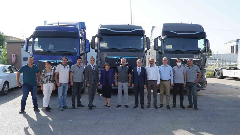 Şehir içinde ve gezi turlarında hibrit otobüs dönemi