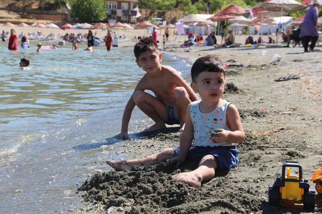 Sıcaktan bunalanlar Hazar Gölü’ne akın etti